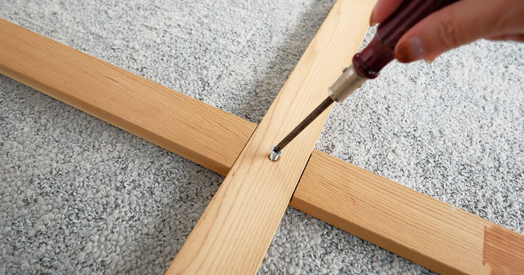 木枠の組み立て|桟同士をボルトでつなぐ