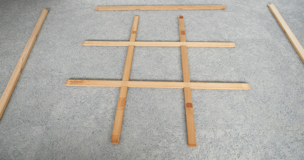 木枠の組み立て|桟を交差させる