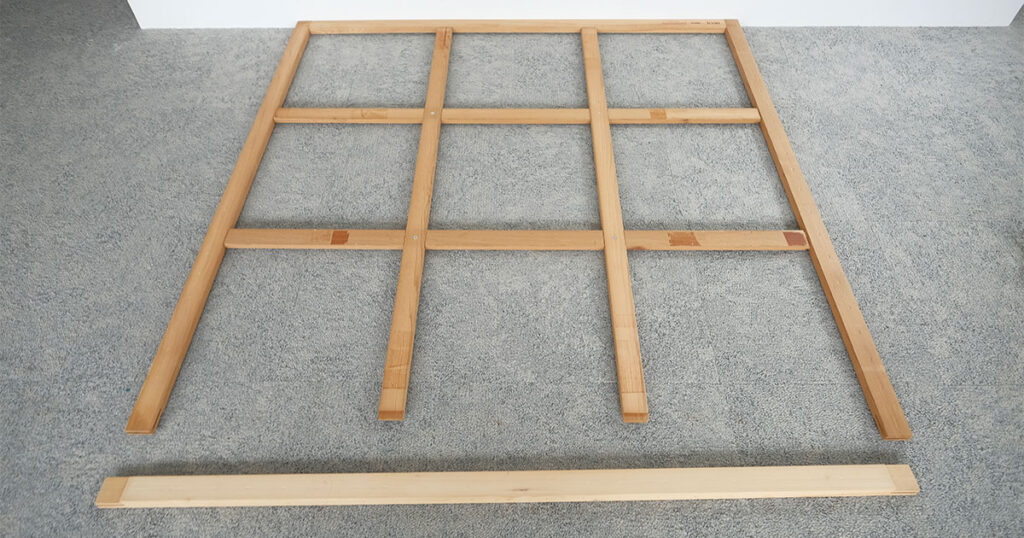 木枠の組み立て|桟と外枠をはめる