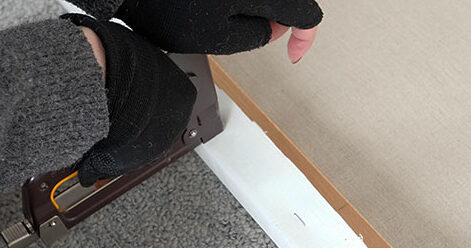 キャンバスをガンタッカーで仮止めしているところ