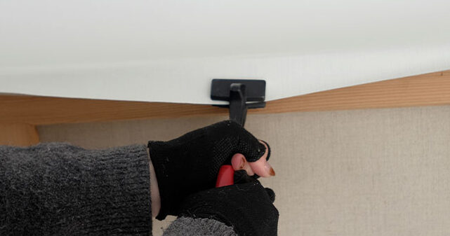 キャンバスを張りきで引っ張っている