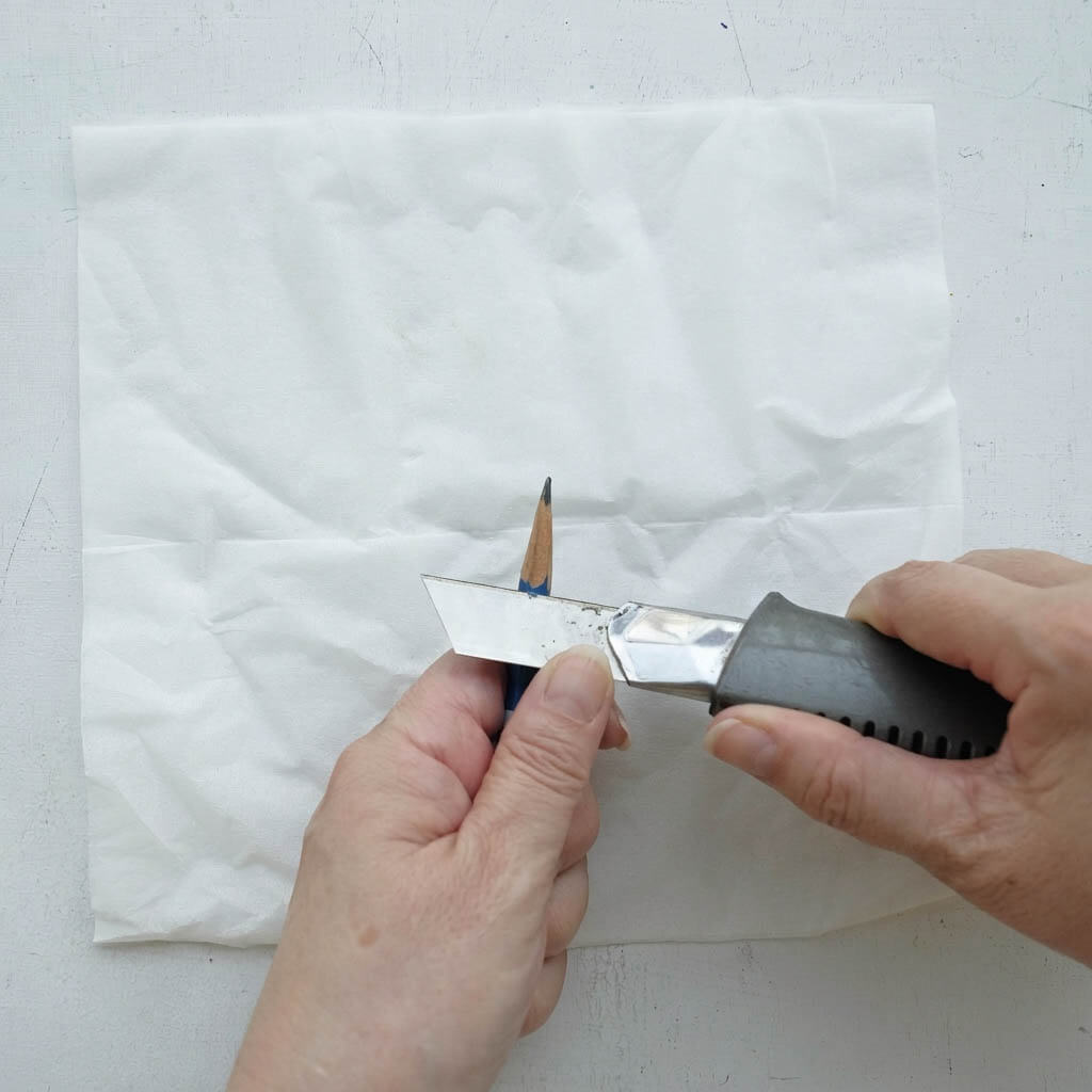 デッサン鉛筆を削り始め