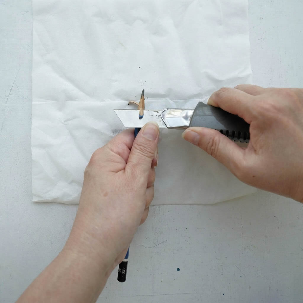 デッサン鉛筆を削る-2